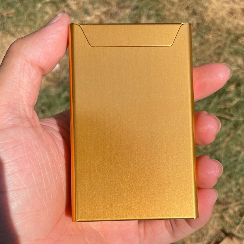 Metalna kutijica za cigarete s ravnim poklopcem, kapacitet 20 cigareta, otisak loga, prilagodljivo, moderan minimalistički dizajn