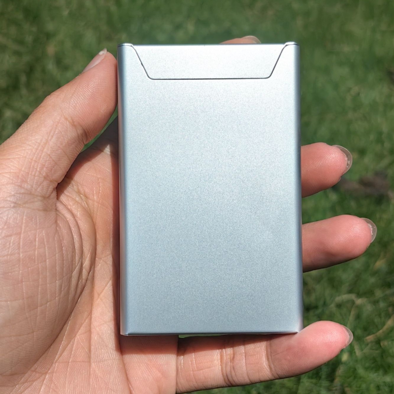 Metalna kutijica za cigarete s ravnim poklopcem, kapacitet 20 cigareta, otisak loga, prilagodljivo, moderan minimalistički dizajn