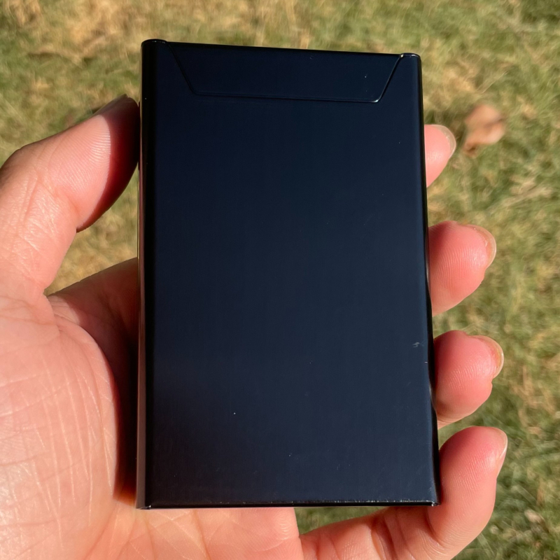 Metalna kutijica za cigarete s ravnim poklopcem, kapacitet 20 cigareta, otisak loga, prilagodljivo, moderan minimalistički dizajn