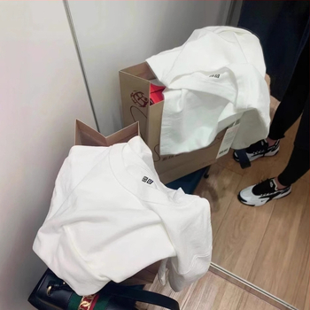 Unisex puuvillane pikkade varrukatega T-särk logoga etiketiga, ümmargune kaelus, vaba lõige, tavaline pikkus, ühes toonis