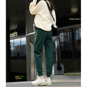 Naistele mõeldud fleece-voodriga fitness/jooga püksid, vaba lõige, 9/10 pikkus; kangas: kašmiirmišinis; koostis: 91,5% polüester, 8,5% spandeks; paksus: paks; vöö: elastne