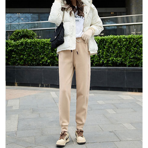 Naistele mõeldud fleece-voodriga fitness/jooga püksid, vaba lõige, 9/10 pikkus; kangas: kašmiirmišinis; koostis: 91,5% polüester, 8,5% spandeks; paksus: paks; vöö: elastne