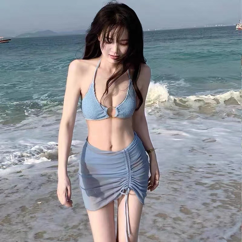 Nebesko plavi trodijelni bikini set s vezicom na bokovima i podstavljenim košaricama