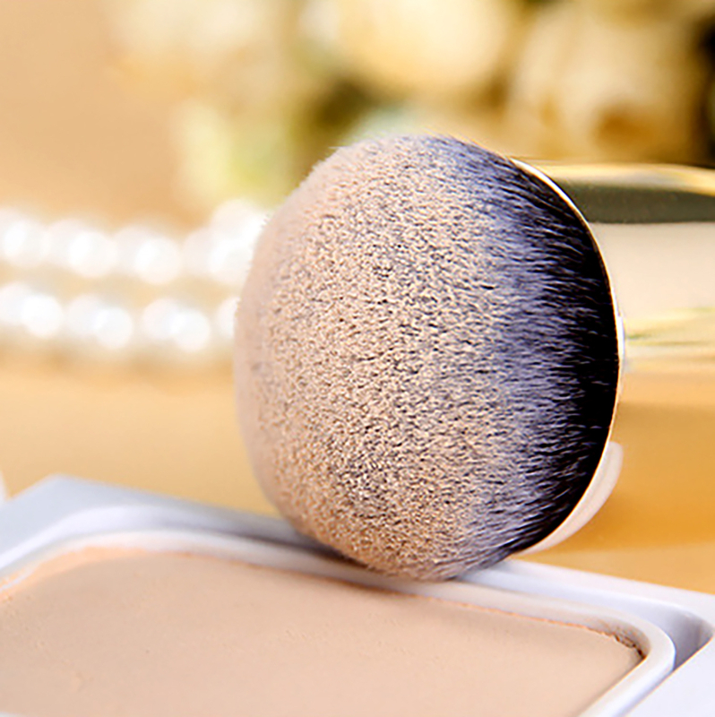 Pensulă pentru fond de ten cu mâner din lemn (1 bucată, peri sintetice, ambalaj OPP, marca BUEART)