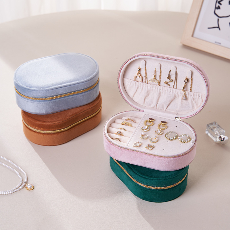 Cutie de bijuterii ovală din velur – pentru lanțuri, cercei și inele; stil coreean, construcție rigidă