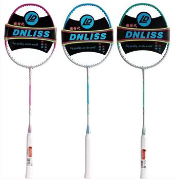Raketa za badminton s direktnim udarom – karbonska konstrukcija, težina 95–100 g, drška G2, srednja tvrdoća, set od dvije rakete