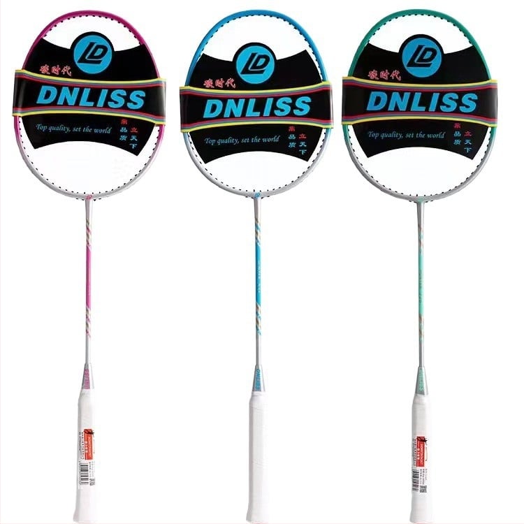 Raketa za badminton s direktnim udarom – karbonska konstrukcija, težina 95–100 g, drška G2, srednja tvrdoća, set od dvije rakete