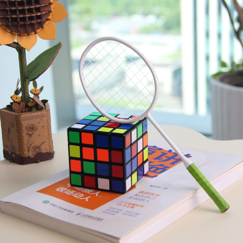 Dikak Miniatură de Rachetă Badminton — Cadru din Oțel, Mișcare Dreaptă, Pandantiv de Chei