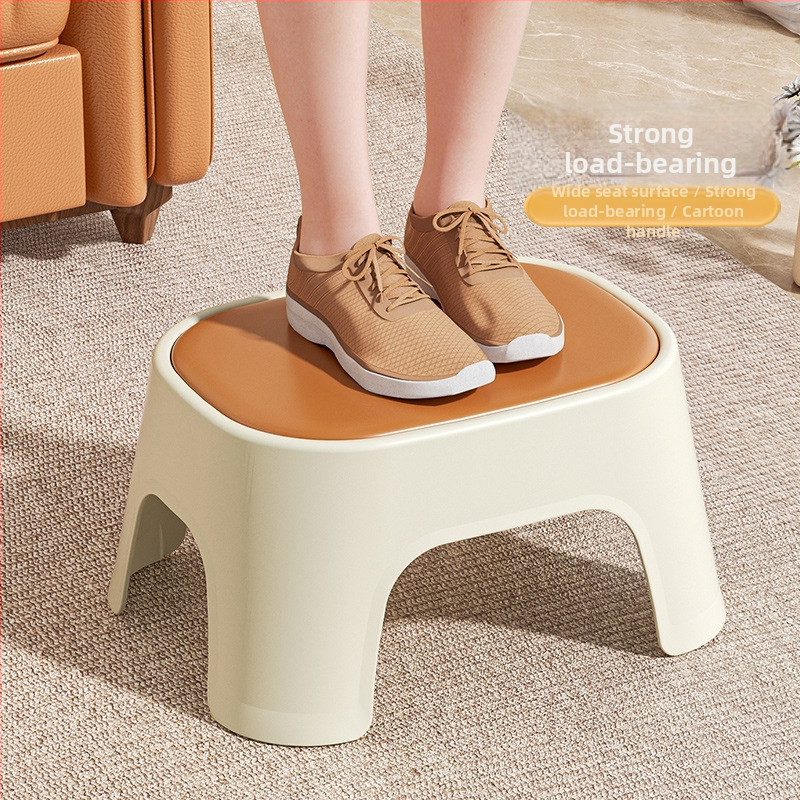 Plastikust taburet, mudel C4413A, mitte kokkupandav, koduseks kasutamiseks.