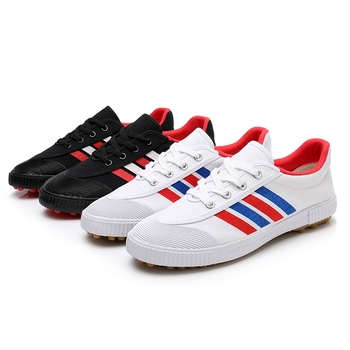 Ποδοσφαιρικά παπούτσια για χόρτο – ελαφριά, διαπνέοντα, ανθεκτικά; επάνω μέρος από καμβά, σόλα καουτσούκ, κορδόνια, χαμηλό προφίλ.