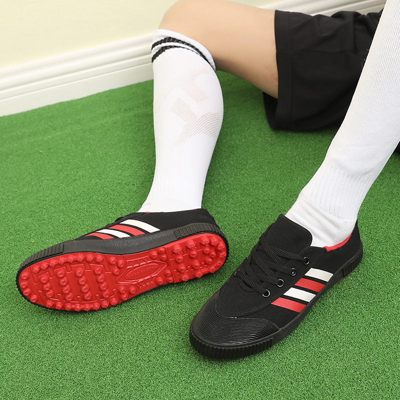 Ποδοσφαιρικά παπούτσια για χόρτο – ελαφριά, διαπνέοντα, ανθεκτικά; επάνω μέρος από καμβά, σόλα καουτσούκ, κορδόνια, χαμηλό προφίλ.