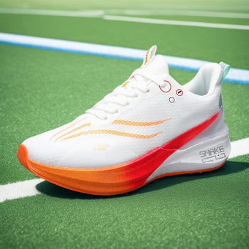 Bežecké topy s karbonovou platňou v prednej časti, priedušný vršok z sieťoviny, šnúrky, nízky profil, tlmiaca podrážka