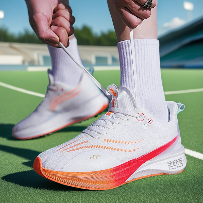 Bežecké topy s karbonovou platňou v prednej časti, priedušný vršok z sieťoviny, šnúrky, nízky profil, tlmiaca podrážka