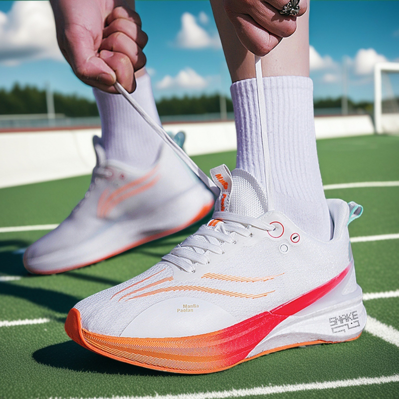 Bežecké topy s karbonovou platňou v prednej časti, priedušný vršok z sieťoviny, šnúrky, nízky profil, tlmiaca podrážka