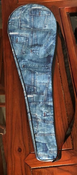 Badminton raketa s karbonskim okvirom, ultralagana 95–100 g, ravna drška, najlonske strune, napadački model za početnike