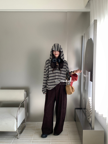 Nohavice s vysokým pásom a širokými nohami, 70–80% polyester, neelastické, dlhé nohavice