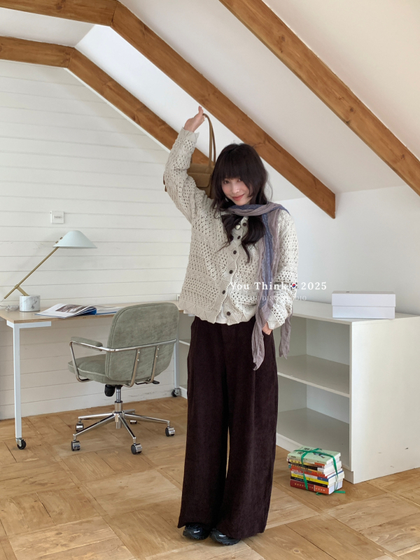 Nohavice s vysokým pásom a širokými nohami, 70–80% polyester, neelastické, dlhé nohavice