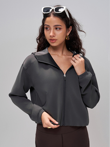 Moteriški su kapuču sportinis viršus pavasario–rudens, joga, ilgomis rankovėmis, užtrauktukas, be pamušalo, modalinis-sintetinis audinys (40% modal, 52% poliesteris, 8% spandeksas)