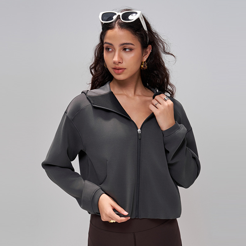 Moteriški su kapuču sportinis viršus pavasario–rudens, joga, ilgomis rankovėmis, užtrauktukas, be pamušalo, modalinis-sintetinis audinys (40% modal, 52% poliesteris, 8% spandeksas)