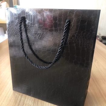 Koka kaste ar PU ādas rakstu, atverams vāks, EVA iekšējā odere un mīksts flanelis, pielāgojami izmēri (garums, platums, augstums), biezums 1 cm