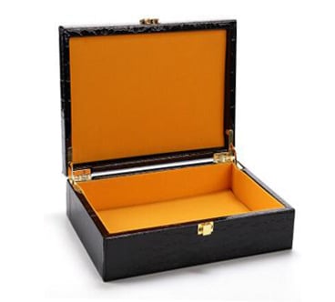 Koka kaste ar PU ādas rakstu, atverams vāks, EVA iekšējā odere un mīksts flanelis, pielāgojami izmēri (garums, platums, augstums), biezums 1 cm