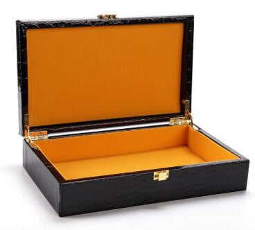 Koka kaste ar PU ādas rakstu, atverams vāks, EVA iekšējā odere un mīksts flanelis, pielāgojami izmēri (garums, platums, augstums), biezums 1 cm