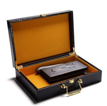 Koka kaste ar PU ādas rakstu, atverams vāks, EVA iekšējā odere un mīksts flanelis, pielāgojami izmēri (garums, platums, augstums), biezums 1 cm