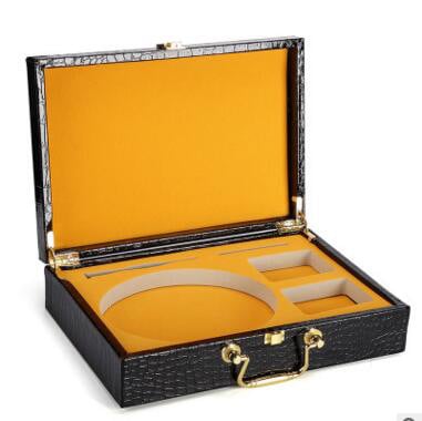 Koka kaste ar PU ādas rakstu, atverams vāks, EVA iekšējā odere un mīksts flanelis, pielāgojami izmēri (garums, platums, augstums), biezums 1 cm