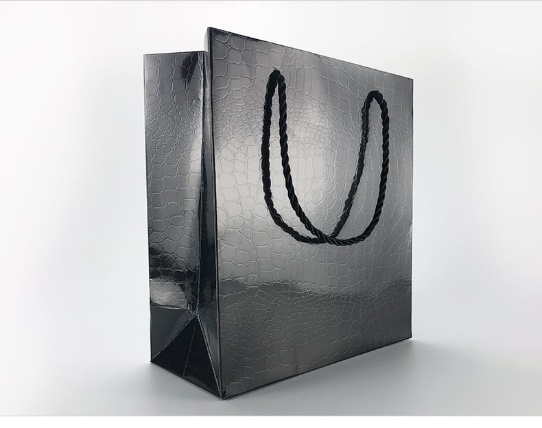 Koka kaste ar PU ādas rakstu, atverams vāks, EVA iekšējā odere un mīksts flanelis, pielāgojami izmēri (garums, platums, augstums), biezums 1 cm