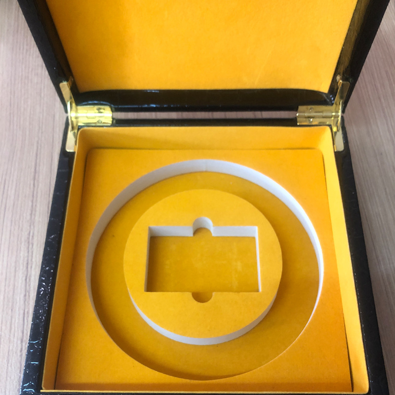 Koka kaste ar PU ādas rakstu, atverams vāks, EVA iekšējā odere un mīksts flanelis, pielāgojami izmēri (garums, platums, augstums), biezums 1 cm