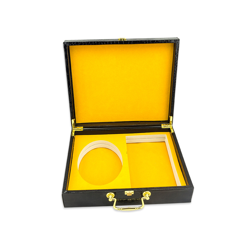 Koka kaste ar PU ādas rakstu, atverams vāks, EVA iekšējā odere un mīksts flanelis, pielāgojami izmēri (garums, platums, augstums), biezums 1 cm