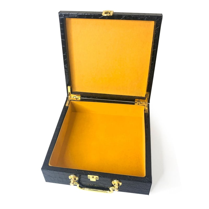 Koka kaste ar PU ādas rakstu, atverams vāks, EVA iekšējā odere un mīksts flanelis, pielāgojami izmēri (garums, platums, augstums), biezums 1 cm