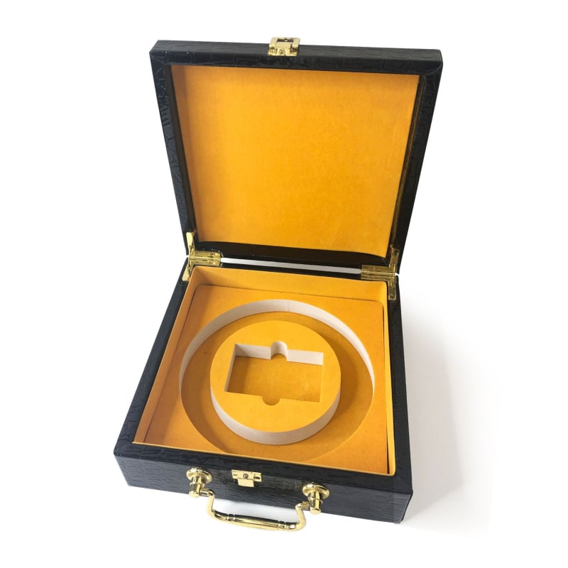 Koka kaste ar PU ādas rakstu, atverams vāks, EVA iekšējā odere un mīksts flanelis, pielāgojami izmēri (garums, platums, augstums), biezums 1 cm