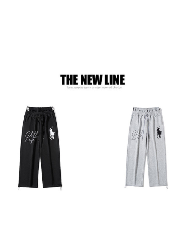 Amerikai retro logóval hímzett nadrág, dupla derékövvel, sportos-mindennapi viselet, laza szabású, egyenes szár, terry pamut-poliészter keverék 50/50