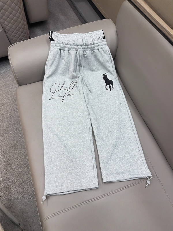 Amerikai retro logóval hímzett nadrág, dupla derékövvel, sportos-mindennapi viselet, laza szabású, egyenes szár, terry pamut-poliészter keverék 50/50