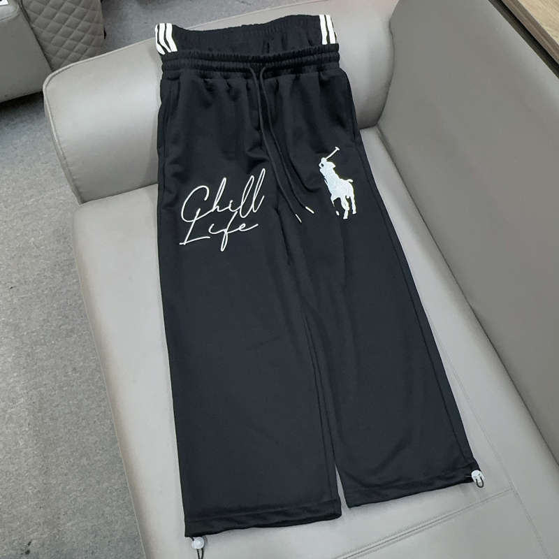 Amerikai retro logóval hímzett nadrág, dupla derékövvel, sportos-mindennapi viselet, laza szabású, egyenes szár, terry pamut-poliészter keverék 50/50