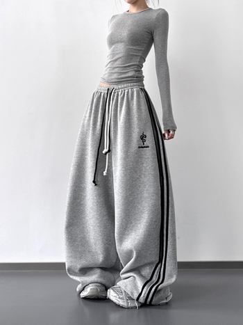 Naiste vabaaja püksid – kõrge vöökoht, sirge lõige, pikad, linnaline stiil – sügis 2025