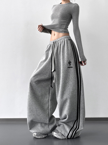 Naiste vabaaja püksid – kõrge vöökoht, sirge lõige, pikad, linnaline stiil – sügis 2025