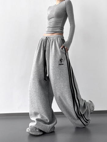 Naiste vabaaja püksid – kõrge vöökoht, sirge lõige, pikad, linnaline stiil – sügis 2025