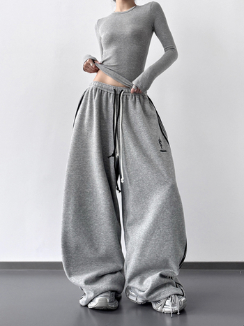 Naiste vabaaja püksid – kõrge vöökoht, sirge lõige, pikad, linnaline stiil – sügis 2025