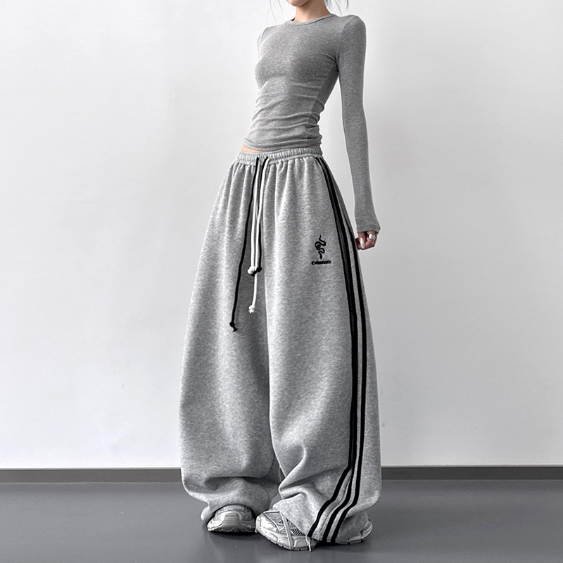 Naiste vabaaja püksid – kõrge vöökoht, sirge lõige, pikad, linnaline stiil – sügis 2025