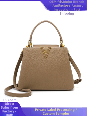 PU kibiro tipo rankinė, miesto minimalistinis stilius, horizontali kvadratinė forma, uždarymo dangtelis, vidinė kišenė su užtrauktuku ir ID kortelės kišenė, viena pečių juosta, pavasaris 2025, ženklas Jema Paul