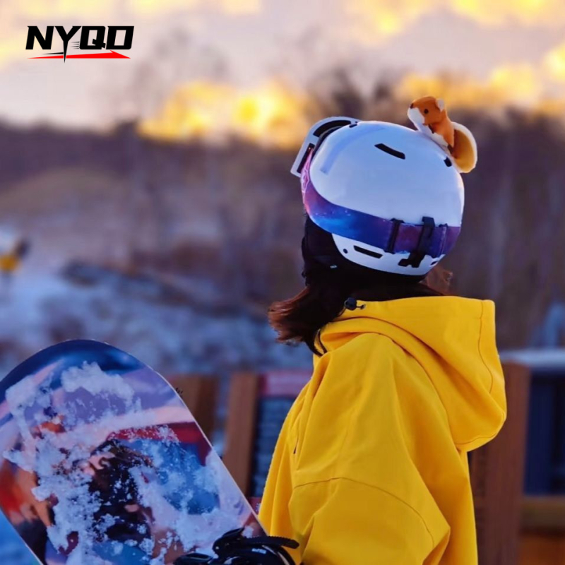 Plüss dekoráció sí sisakhoz és elektromos robogóhoz – Kis Mókusz, NYQD, Modell 0917, Termékkód nyqd0917