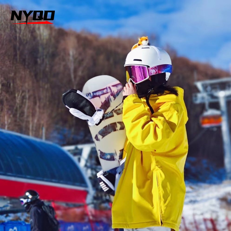 Plüss dekoráció sí sisakhoz és elektromos robogóhoz – Kis Mókusz, NYQD, Modell 0917, Termékkód nyqd0917