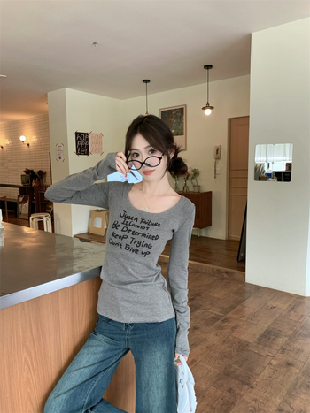 Tricou damă Slim-Fit cu guler U, mâneci lungi, imprimeu cu litere