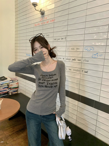 Tricou damă Slim-Fit cu guler U, mâneci lungi, imprimeu cu litere