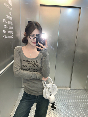 Tricou damă Slim-Fit cu guler U, mâneci lungi, imprimeu cu litere