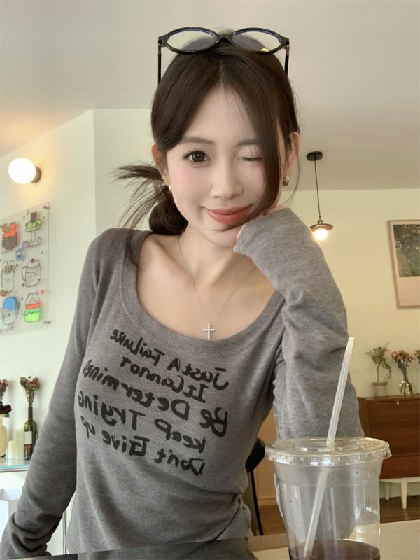 Tricou damă Slim-Fit cu guler U, mâneci lungi, imprimeu cu litere