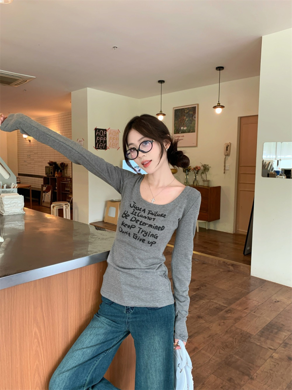 Tricou damă Slim-Fit cu guler U, mâneci lungi, imprimeu cu litere