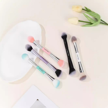 Dvostruka četkica za puder, ruž i highlighter; sintetička vlakna; plastična drška; kompaktna i prijenosna; u kutiji.